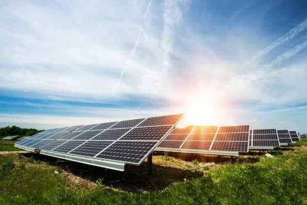 Análise comparativa da eficiência de sistemas solares fotovoltaicos residenciais e comerciais